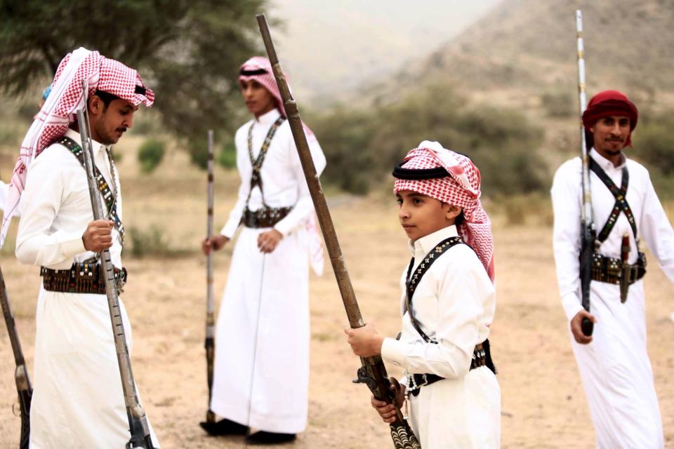 Uno de los atractivos de la excursión es fotografiarse con las armas para llevarse un recuerdo de la extraña celebración.<br><br>Crédito: REUTERS/Mohamed Al Hwaity
