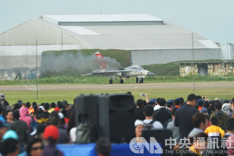 新竹空軍基地21日舉行開放預演活動，編號1428的IDF戰機因疑似遭鳥擊，緊急落地後飛機冒出陣陣黑煙，人機均安。(中央社)