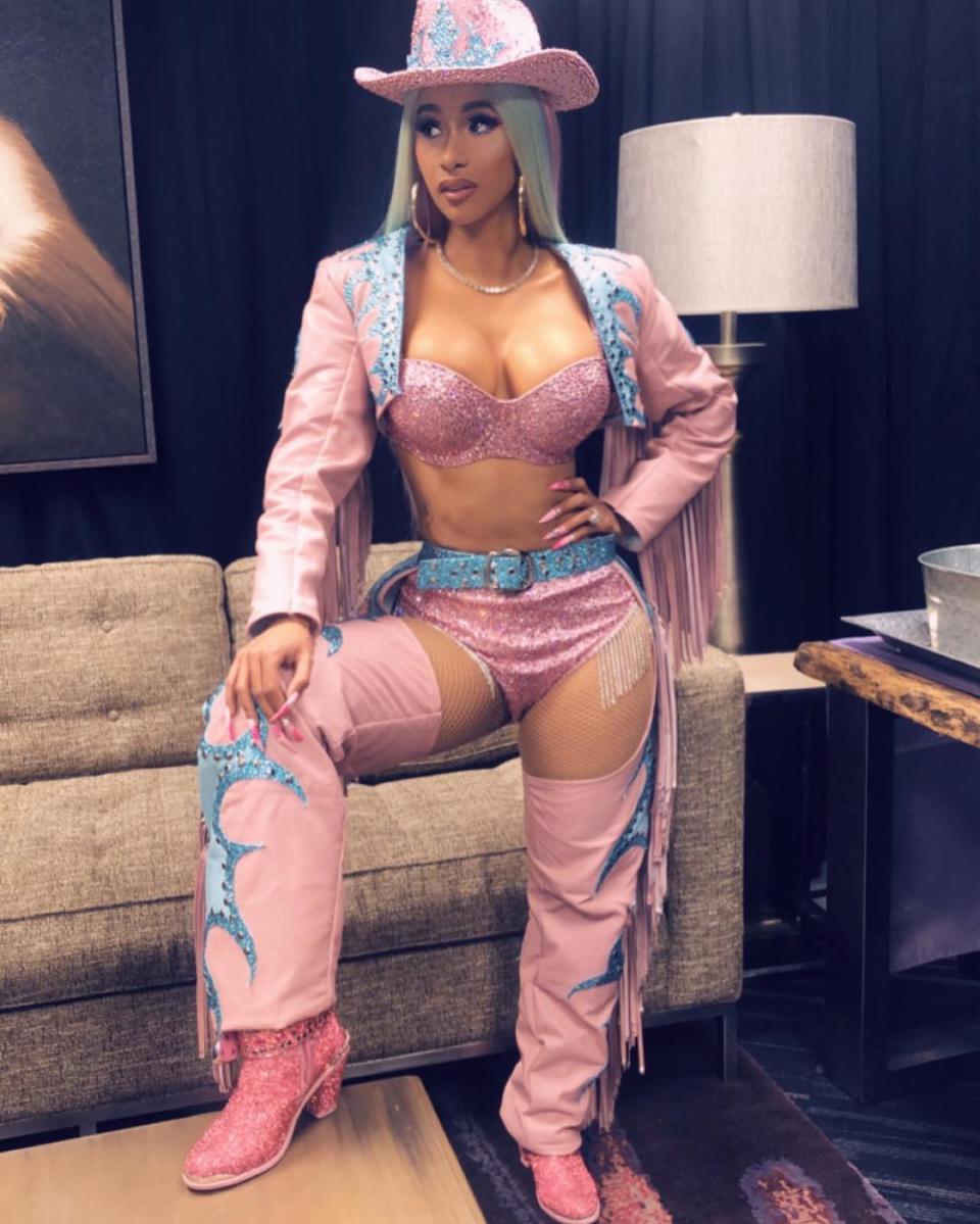 La vestimenta de su show. Instagram @iamcardib