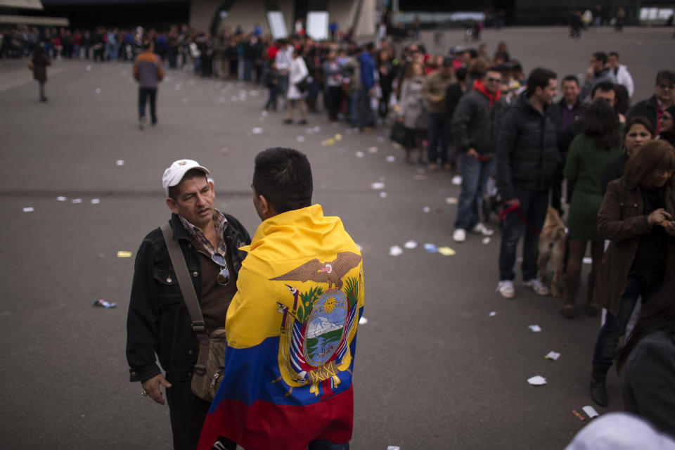 Ciudadanos ecuatorianos hacen fila para depositar su voto en un puesto electoral de Barcelona, España, el 17 de febrero de 2013. AP Photo/Emilio Morenatti