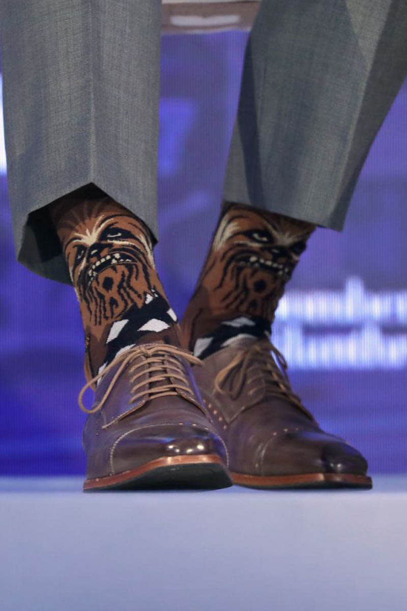 Beim Bloomberg Global Business Forum in New York am 19. September trug Trudeau Chewbacca-Socken. Der frühere "Star Trek"-Darsteller William Shatner fühlte sich hintergangen und twitterte: "Justin Trudeau, ich dachte, wir wäre Freunde? Chewbacca-Socken?" (Trudeau bekannte sich bereits zu "Star Wars", als er R2D2- und C3PO-Socken zum Treffen mit dem irischen Prime Minister Edna Kenny im May trug.) (Bild-Copyright: Yahoo)