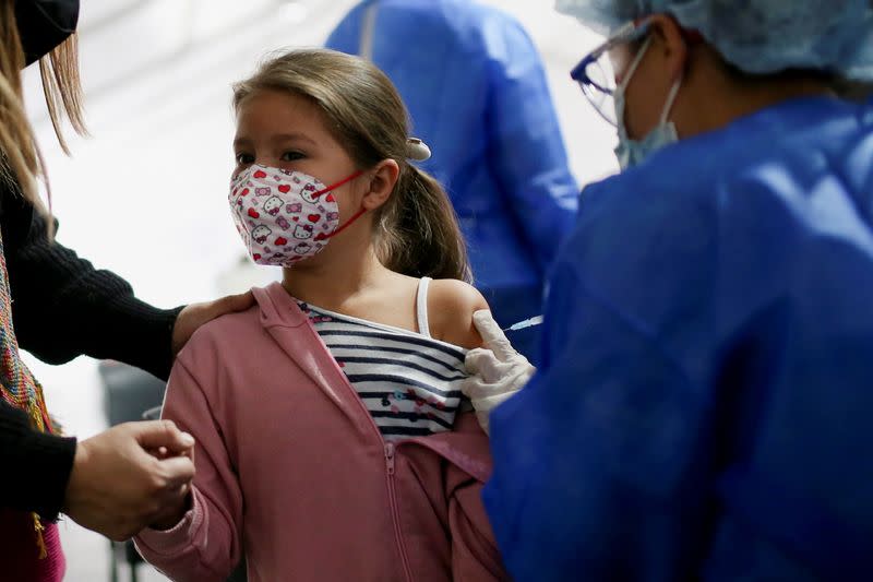 Foto de archivo. Una niña recibe su primera dosis de la vacuna Sinovac contra el COVID-19 en Bogotá