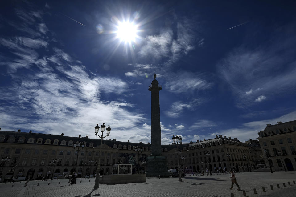 Una vista del Place Vendome, donde se encuentra el Hotel Ritz en París, el lunes 22 de agosto de 2022. Han pasado casi 25 años desde que la princesa Diana falleció en un accidente automovilístico a alta velocidad en París. El médico francés que la atendió en el lugar, relata lo ocurrido el 31 de agosto de 1997 a The Associated Press. (Foto AP/Aurélien Morissard)