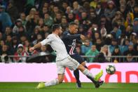 Le PSG tente de revenir dans le match, avec Mbappé à la baguette. A la demi-heure de jeu, après un petit numéro de passements de jambes, le natif de Bondy centre et oblige Courtois à une intervention délicate. Pas de quoi déstabiliser pour autant un bloc madrilène bien en place.