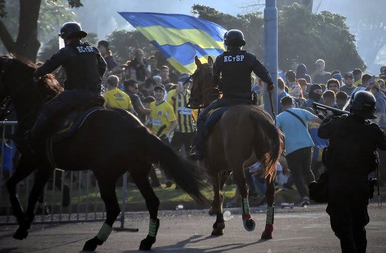 La dura represión policial de la policía contra los hinchas de Rosario Central, antes del partido ante Atlético Mineiro