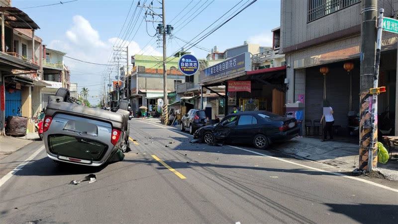 前男駕駛的休旅車在路口擦撞後翻覆，所幸雙方傷勢皆無大礙。（圖／翻攝畫面）