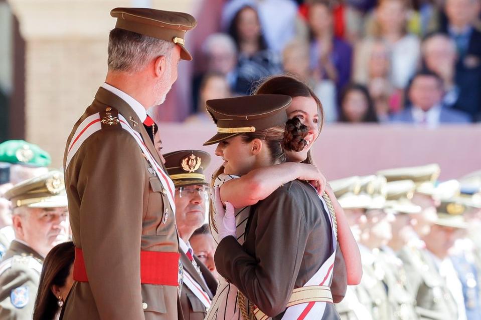 La princesa Leonor abrazando a su hermana Sofía en Zaragoza, julio 2024