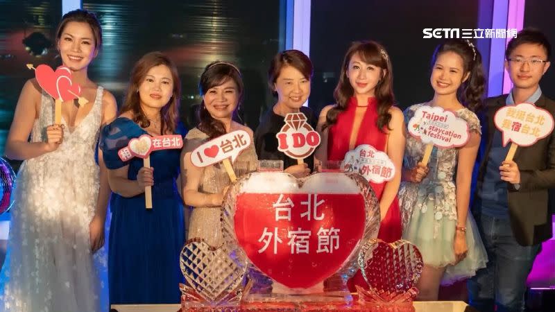 台北外宿節活動舉辦單身Party，3位女議員穿上漂亮禮服，小露性感。