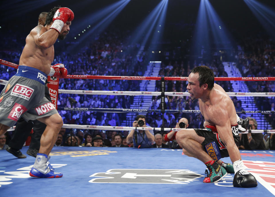 El filipino Manny Pacquiao envía a la lona a Juan Manuel Márquez en el quinto asalto.(AP/Eric Jamison).