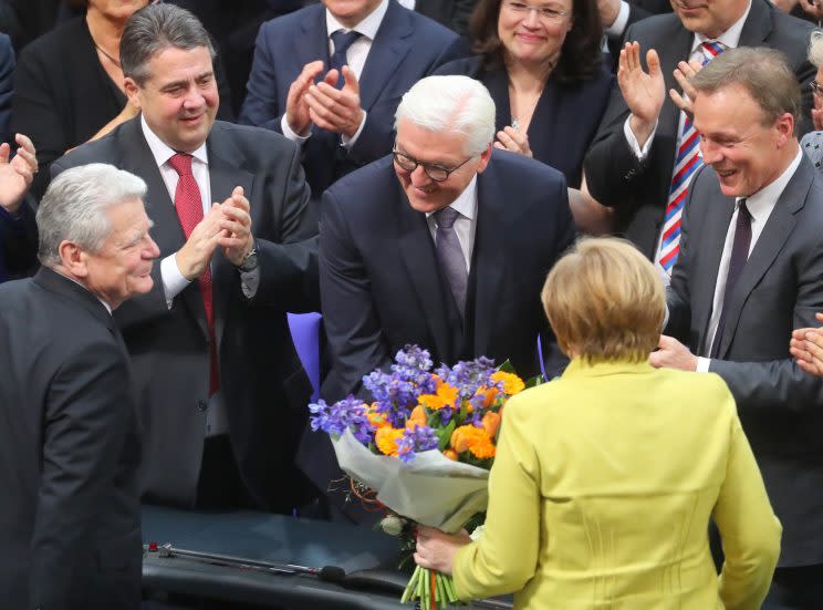 Bundeskanzlerin Angela Merkel gratuliert dem neuen Bundespräsidenten Frank-Walter Steinmeier.