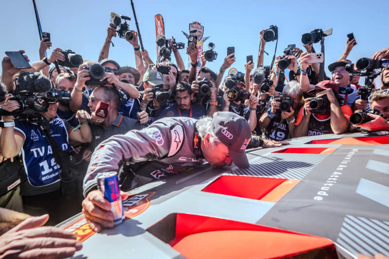 Spanish driver Carlos Sainz of team Audi Sport celebrates victory after crossing the finish line of stage 12 from Yanbu to Yanbu, at the end of the Dakar rally 2024. -/Red Bull Media via ZUMA Press Wire/dpa