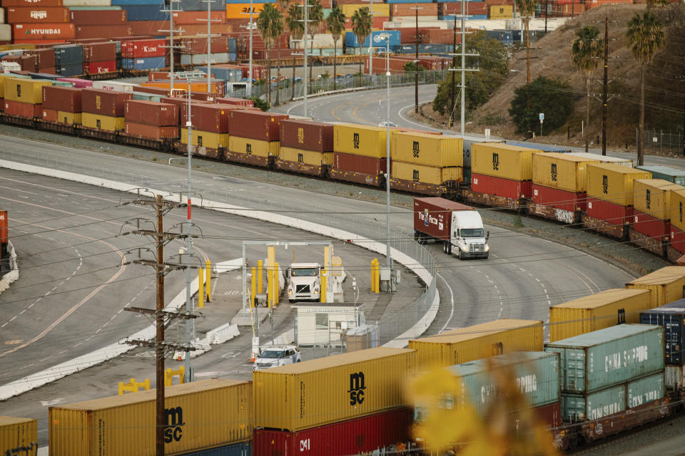 Un camión sale de la Terminal de Contenedores West Basin en el puerto de Los Ángeles, el 29 de octubre de 2021. (Stella Kalinina/The New York Times)