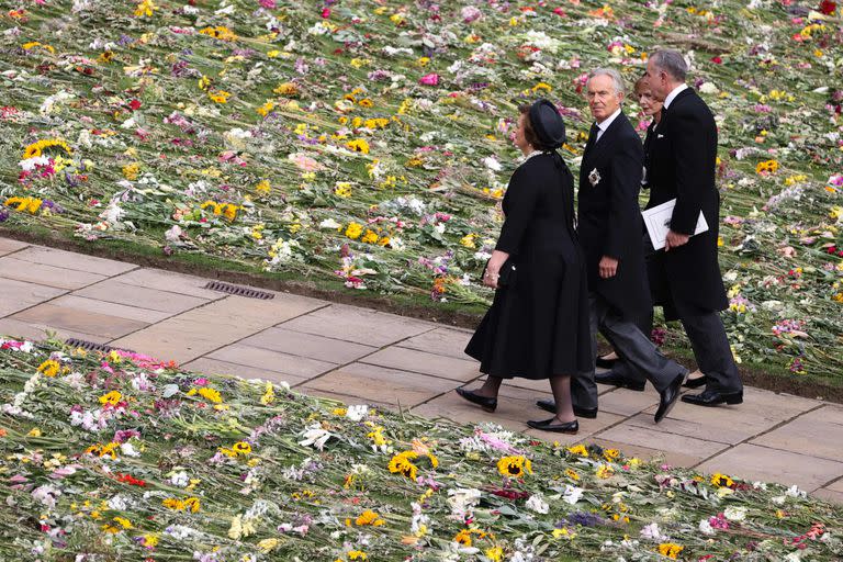 Tony Blair y su esposa Cherie Blair llegan a la Capilla de San Jorge dentro del Castillo de Windsor 