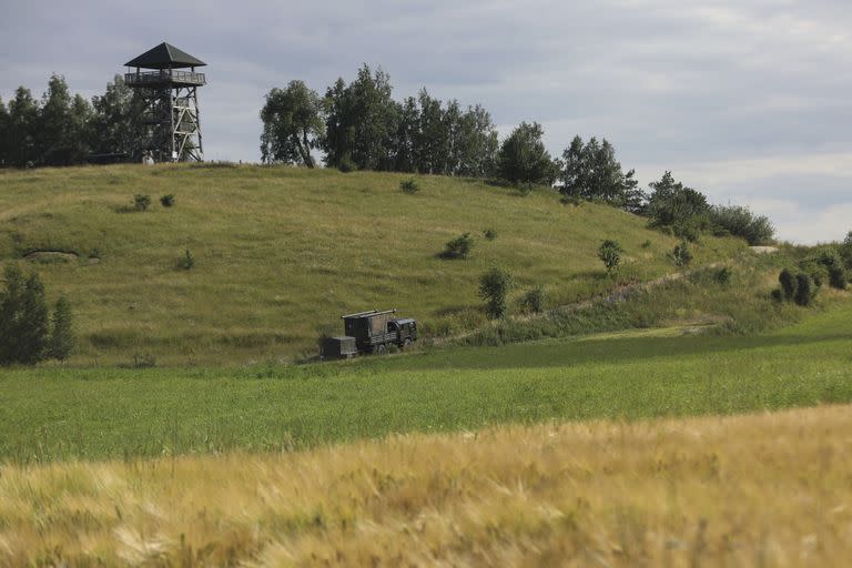 Un camión militar sube la cuesta en Baranowo, Polonia, 7 de julio de 2022; el corredor Suwalki, un tramo de unos 100 kilómetros a lo largo de la frontera lituano-polaca entre Bielorrusia y el exclave ruso de Kaliningrado, es considerado un punto vulnerable en el flanco oriental de la OTAN