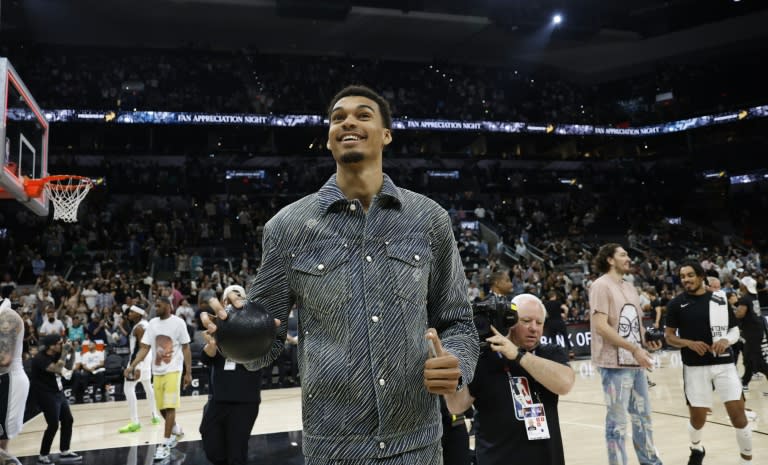 Le Français Victor Wembanyama, joueur de San Antonio, à l'issue du dernier match joué par les Spurs cette saison en NBA, contre Detroit dimanche (Ronald Cortes)