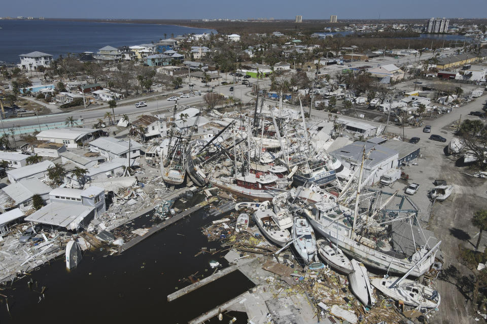 En esta foto tomada con un dron, barcos camaroneros yacen sobre lo que era un parque de casas móviles, tras el paso del huracán Ian, en la isla de San Carlos, en Fort Myers Beach, Florida, el 7 de octubre de 2022. (Foto AP /Rebeca Blackwell)