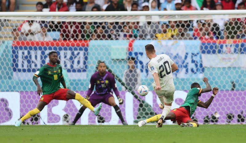 Foto del lunes del futbolista de Serbia Sergej Milinkovic-Savic marcando ante Camerún