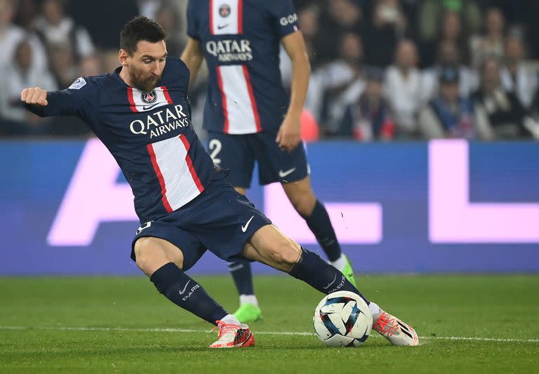 Lionel Messi estuvo cerca del gol en el clásico, con un tiro libre que rebotó en el travesaño