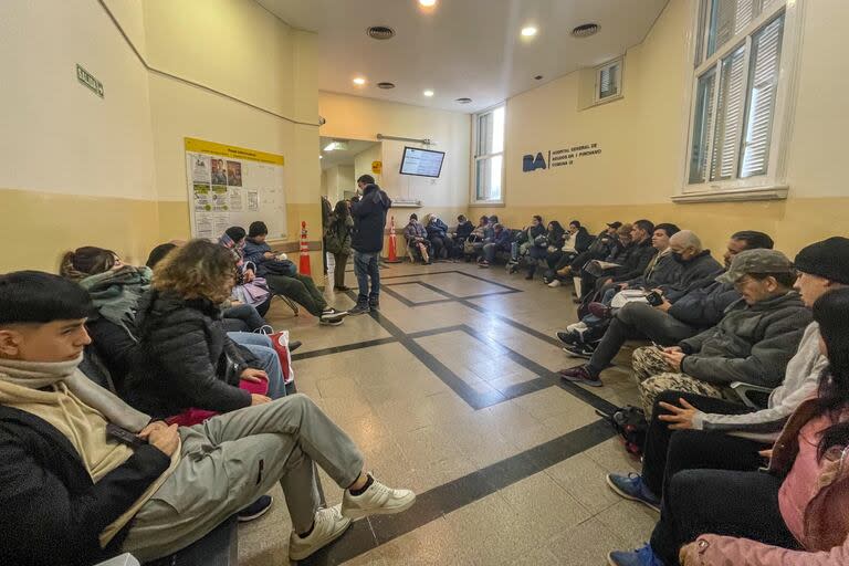 La guardia llena del Hospital Pirovano, ayer