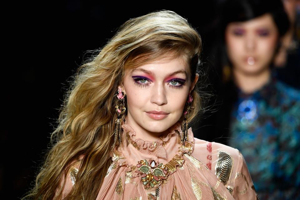 <h1 class="title">Anna Sui - Runway - February 2018 - New York Fashion Week: The Shows</h1><cite class="credit">Getty Images</cite>