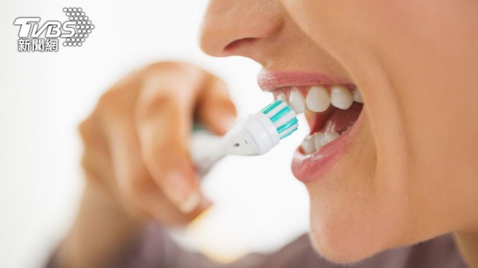 用力刷牙易磨損牙齒，造成牙齦萎縮。（圖／shutterstock達志影像）