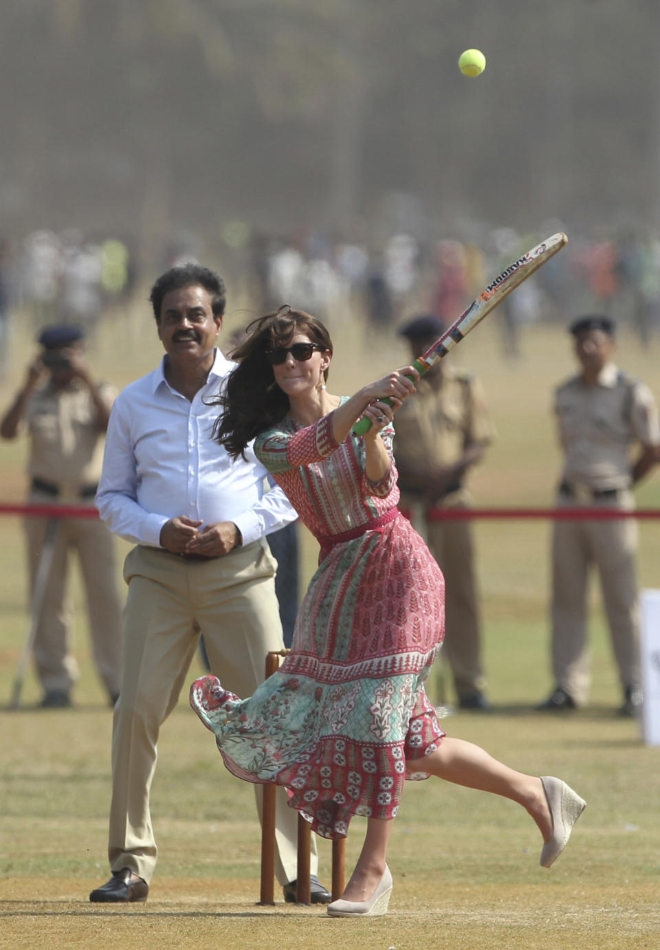 <p>Eine ihrer liebsten Sportarten ist allerdings Cricket. Im leichten Sommerkleid, hohen Schuhen und üppigen Ohrringen sieht das Ganze zwar nicht unbedingt sehr sportlich aus, Spaß hat sie offensichtlich aber dennoch. (Bild: AP Photo/Rafiq Maqbool) </p>