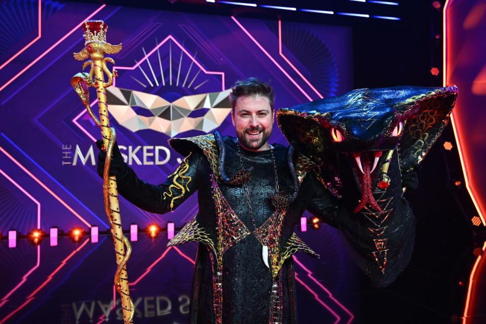 "Ich wäre gerne noch geblieben." GZSZ-Schauspieler Felix von Jascheroff wurde bei "The Masked Singer" als Black Mamba enttarnt und schied aus. (Bild: ProSieben / Willi Weber)