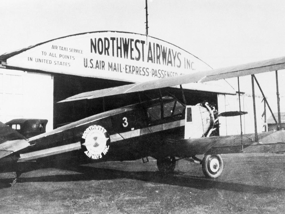 Бе 100. Stinson airliner.