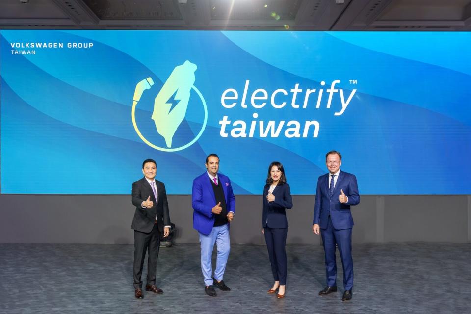 台灣福斯集團宣布今年啟動「Electrify Taiwan」純電移動願景，（照片左起）Škoda Taiwan總裁李御林、台灣福斯集團暨台灣奧迪總裁Rahil Ansari安薩瑞、台灣福斯商旅總裁巫詩棻與台灣福斯汽車總裁Steffen Knapp皆到場分享今年各品牌計劃。