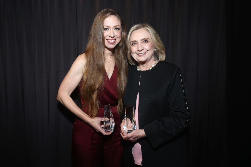 BEVERLY HILLS, CALIFORNIA - SEPTEMBER 28: (L-R) Chelsea Clinton and Hillary Clinton accept awards during Variety's Power of Women presented by Lifetime at Wallis Annenberg Center for the Performing Arts on September 28, 2022 in Beverly Hills, California. (Photo by Emma McIntyre/Variety via Getty Images)