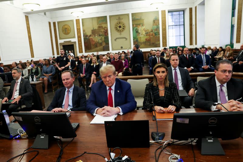 Foto del jueves del ex Presidente de EEUU Donald Trump con sus abogados Christopher Kise, Alina Habba y Clifford Robert, en los argumentos finales del proceso sobre fraude civil en Nueva York