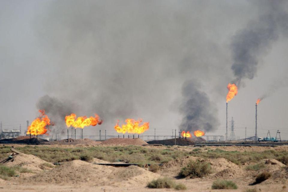 Quema de gases en el campo petrolero de Rumaila.