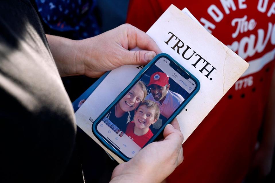 A supporter looks at a selfie she took with biotech millionaire and Republican presidential candidate Vivek Ramaswamy on Aug. 12.<span class="copyright">Chip Somodevilla—Getty Images</span>