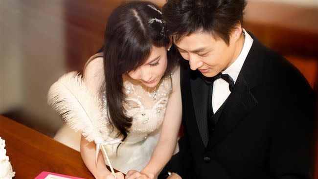 周慧敏和老公倪震結婚15年。（圖 /翻攝自臉書）