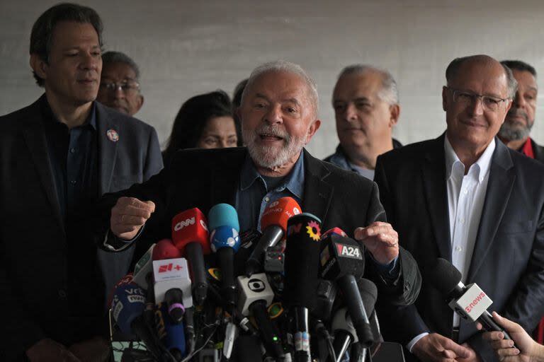 Lula da Silva, junto a su ministro de Hacienda, Fernando Haddad (izquierda). (ERNESTO BENAVIDES / AFP)