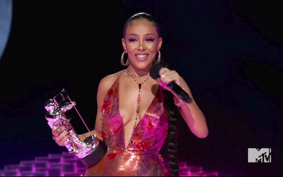 En esta imagen tomada de video el domingo 30 de agosto del 2020 y proporcionada por MTV, Doja Cat recibe el premio al mejor artista nuevo durante la ceremonia de los Premios MTV a los Videos Musicales. (MTV vía AP)