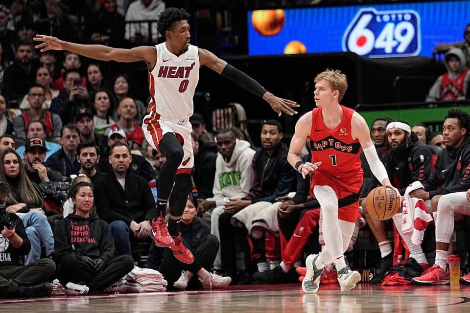 El jugador del Heat de Miami Josh Richardson marca a Gradey Dick, de los Raptors, en el partido celebrado el 17 de enero de 2024 en Toronto.