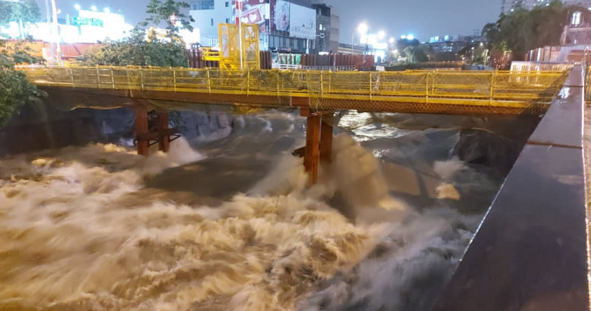 因鋒面滯留全台受大雨影響，牛埔橋改建工程鋼便橋水位接近警戒線，場面險象環生。（圖／翻攝防汛抗旱粉絲團）