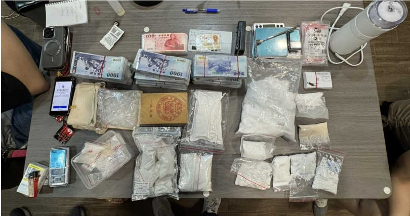 警方在葉女住處查扣超過2公斤的雙獅地球牌海洛因，市價超過千萬元。（圖／翻攝畫面）