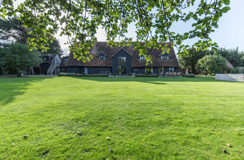 <p>Grün, soweit das Auge reicht. In dem riesigen Garten könnte man locker ein Fußballspiel stattfinden lassen. Kinder haben zumindest richtig viel Platz zum Toben und Spielgeräte wie Schaukeln und Spielhaus gibt es auch. </p>