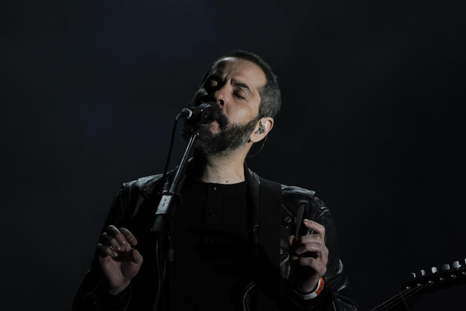 Greg González de la banda Cigarettes After Sex durante su concierto en el festival Corona Capital en la Ciudad de México el viernes 18 de noviembre de 2022. (Foto AP/Eduardo Verdugo)