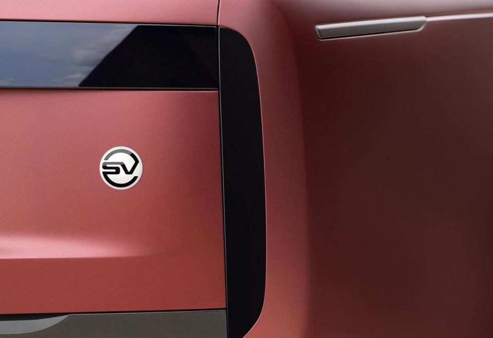 車尾鑲嵌 SV 徽飾與中央控制介面旋鈕、排檔桿皆以亮白色陶瓷製成。