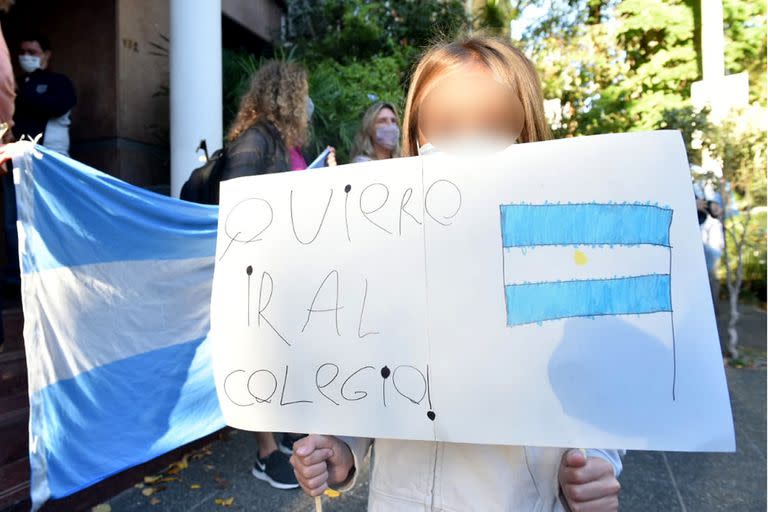 Abrazo simbólico con banderas en escuelas de Vicente López