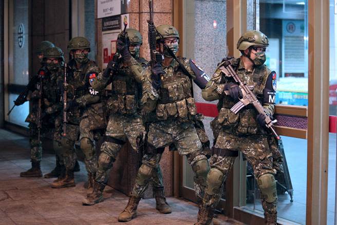 圖為憲兵特勤隊員持槍在台北車站外警戒，伺機進入大廳制伏恐怖份子。（資料照片/黃世麒攝）