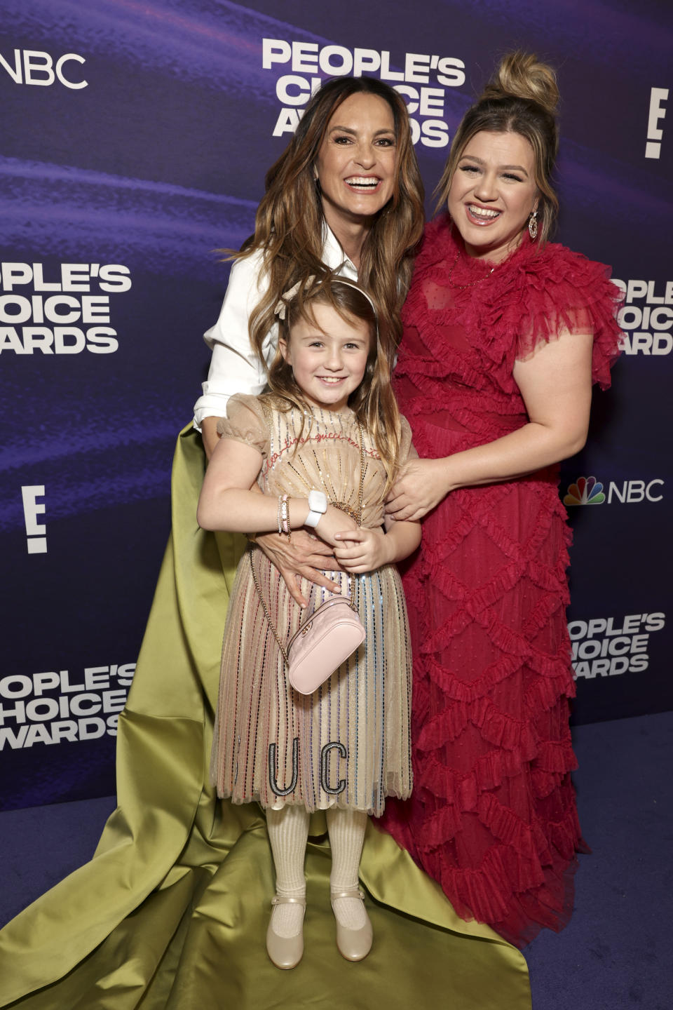 Mariska Hargitay, Kelly Clarkson and her daughter, River Rose Blackstock, posing for photos at the People's Choice Awards at the Barker Hangar on Dec. 6, 2022 in Santa Monica, California.  (Todd Williamson / E! Entertainment/NBC via Getty Images)