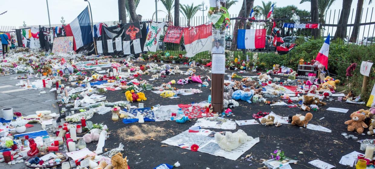 <span class="caption">Flores, muñecos y banderas en el lugar de los ataques terroristas del 14 de julio de 2020 en Niza, Francia.</span> <span class="attribution"><a class="link " href="https://www.shutterstock.com/es/image-photo/nicefrance-july-26-nice-habitants-tourist-1843426597" rel="nofollow noopener" target="_blank" data-ylk="slk:Shutterstock / LongJon;elm:context_link;itc:0;sec:content-canvas">Shutterstock / LongJon</a></span>