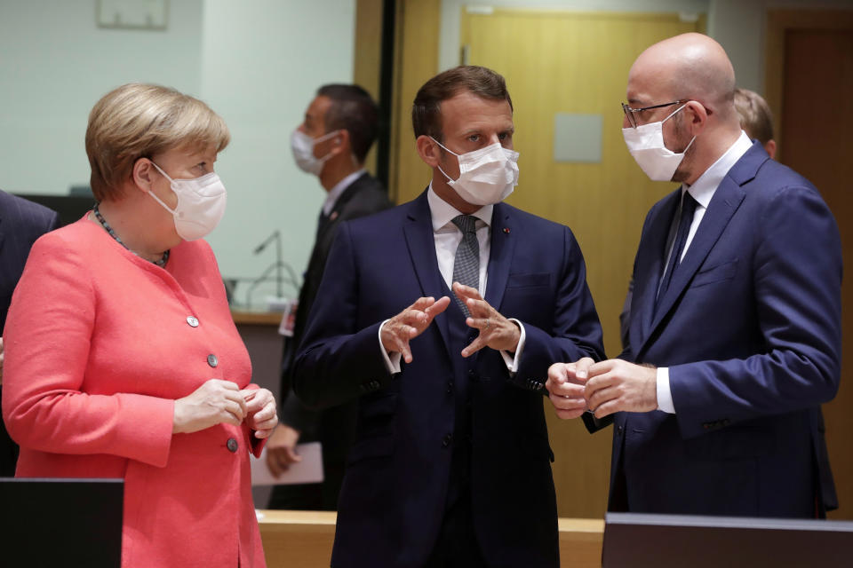 Brachten harte Verhandlungen hinter sich: Kanzlerin Angela Merkel, Frankreichs Präsident Emmanuel Macron und Ratspräsident Charles Michel. (Bild: Stephanie Lecocq/Pool via REUTERS)