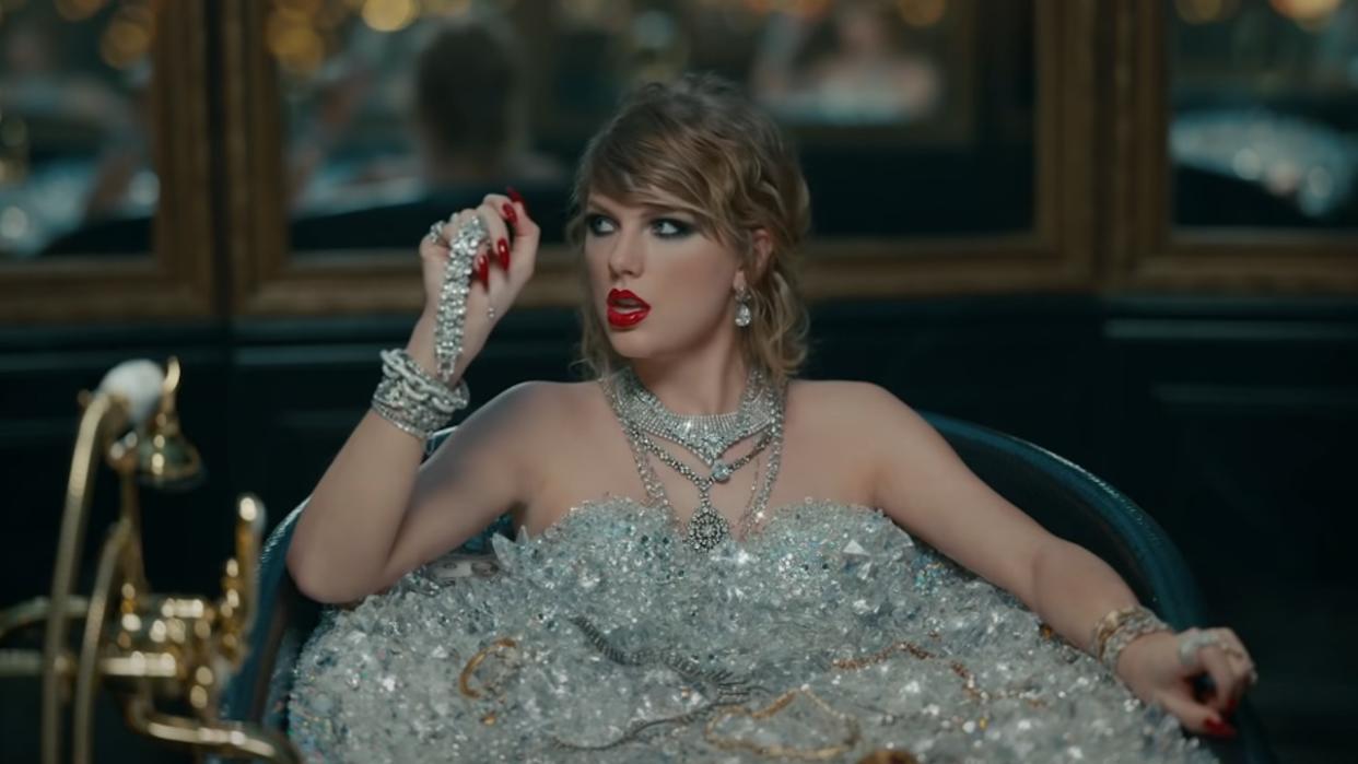  Taylor Swift sitting in a bath of diamonds in the Look What You Made Me Do music video. 