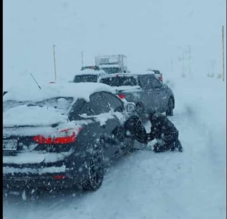 Las fuertes nevadas en el sur de Mendoza obligan a las autoridades provinciales a pedir a los turistas que extremen las precauciones al circular y que se usen cadenas en las zonas más complicadas