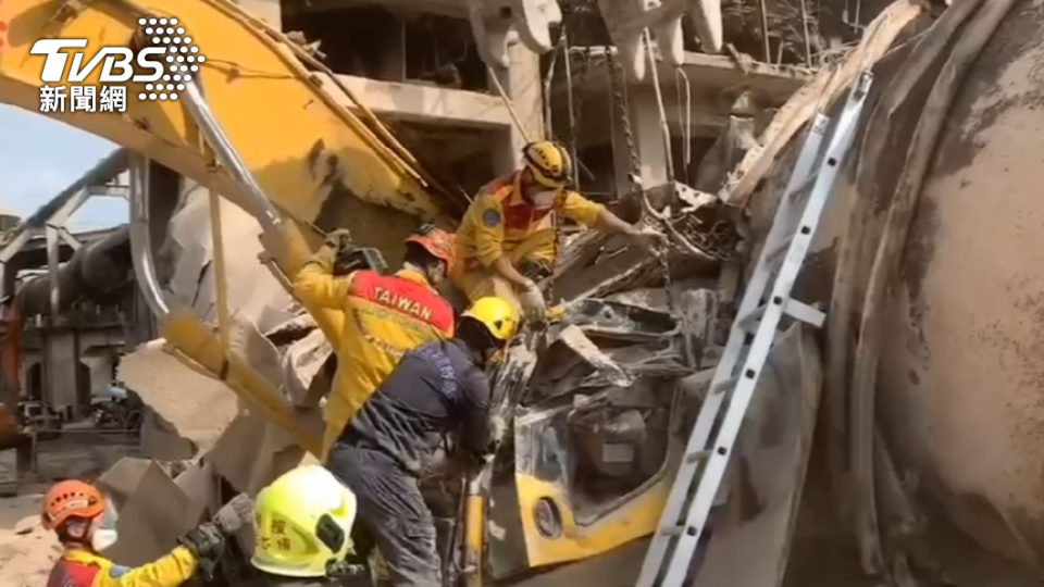 高雄水泥廠拆除時，發生坍塌意外，一名工人連同怪手遭活埋。（圖／消防提供）